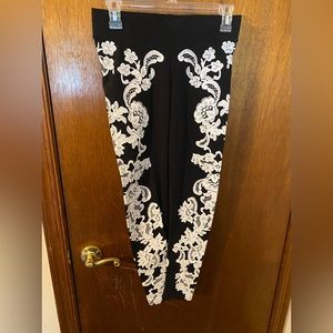 ❤️💋🌹 BRAND NEW W/O TAG TORRID FANCY LACE DESIGN LEGGINGS SIZE 00 ❤️💋🌹